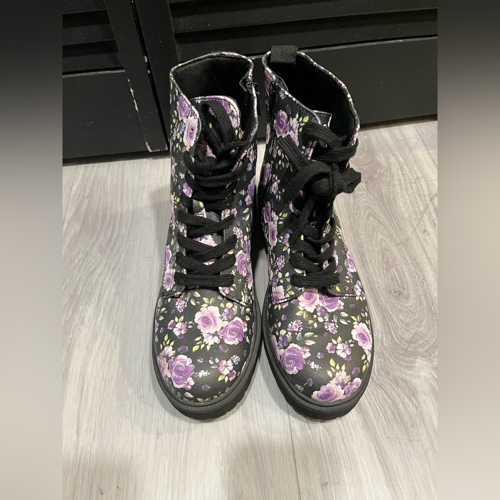 New Floral‎ Combat Boots with Purple Roses - Picture 3 of 4